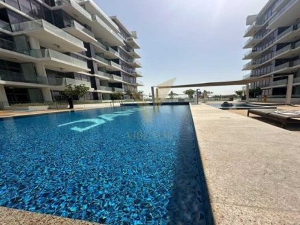 Live in luxury in this stylish and fully furnished studio apartment located in the prestigious Golf Promenade 5