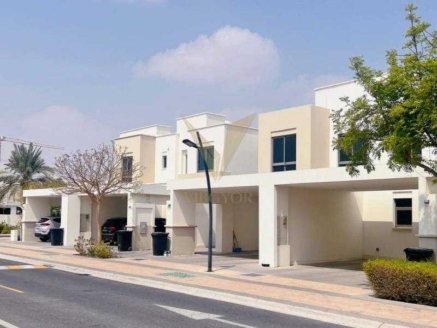 Presenting this beautifully maintained 3-bedroom + maid's townhouse in the highly sought-after Hayat community in Town Square by Nshama. Perfectly positioned in a premium location