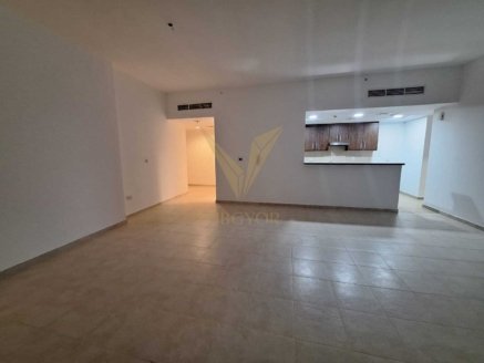 Discover urban living at its best in this generously sized 1-bedroom apartment located in the sought-after Executive Tower J